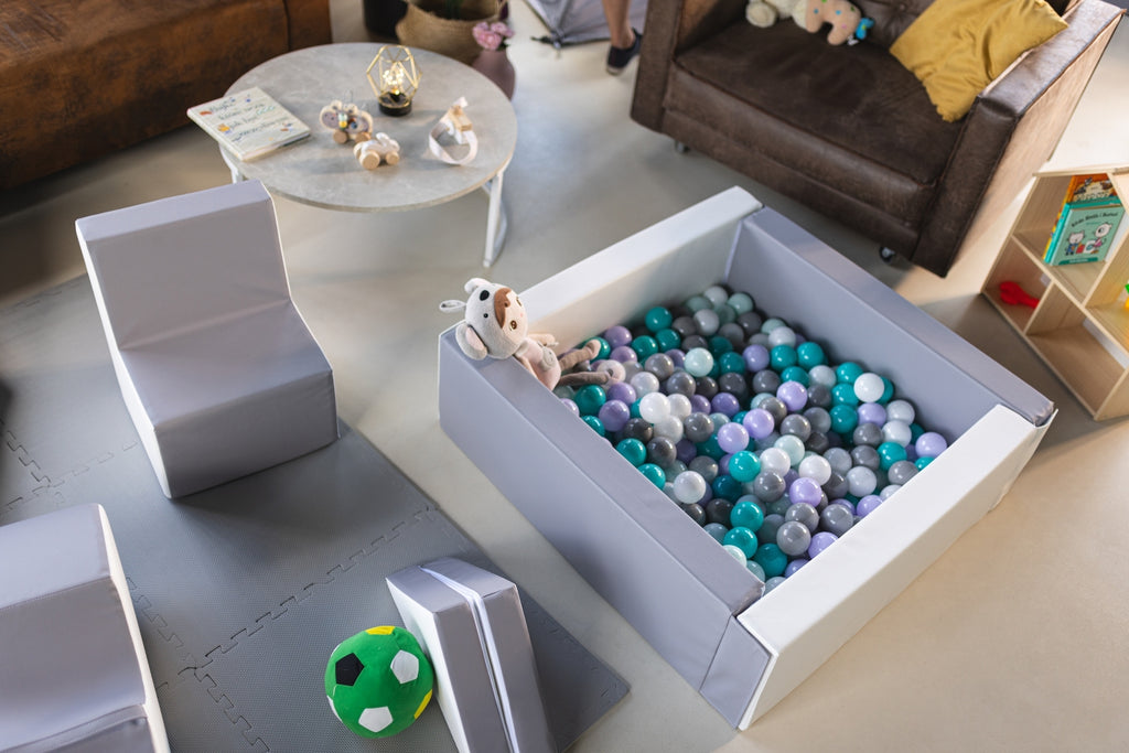 White Square eco-leather ball pit with 300 balls
